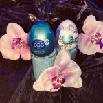 2 Tenga Egg der Marke Tenga in Gläschen mit Dekosteinen und Orchideen