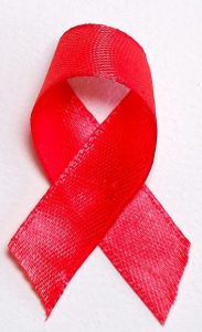 Rote Aidsschleife auf weisem Hintergrund