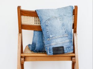 Blaue Jeans auf einem Holzstuhl