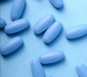 Blaue Viagra Pille auf hellerem Blauen Untergrund